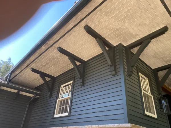 Dirty house siding before exterior cleaning in Muskoka